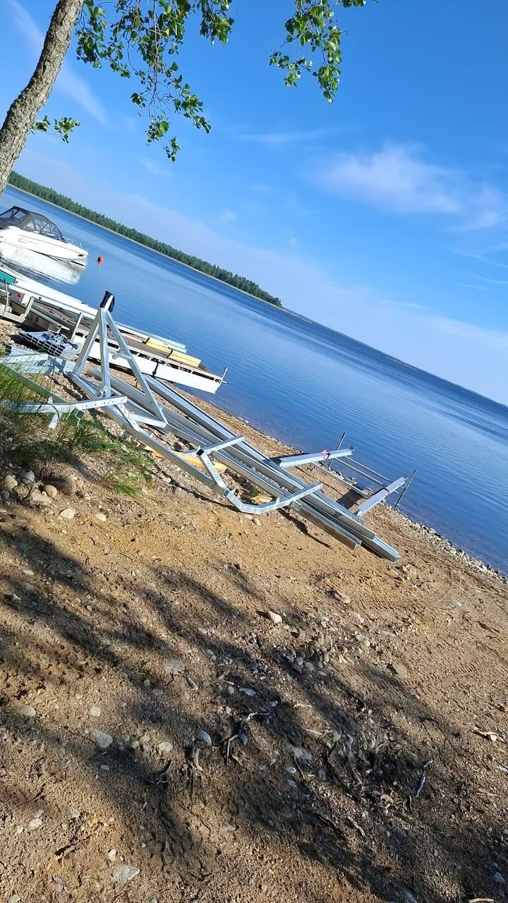 Valmis venetelakisko ja vene rannalla järvimaisemassa