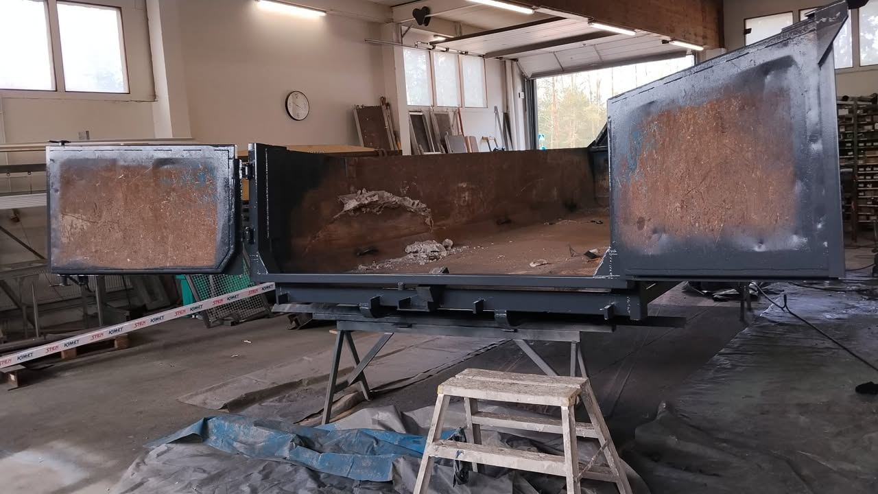 Kulunut vaihtolava ennen hiekkapuhallusta ja maalausta