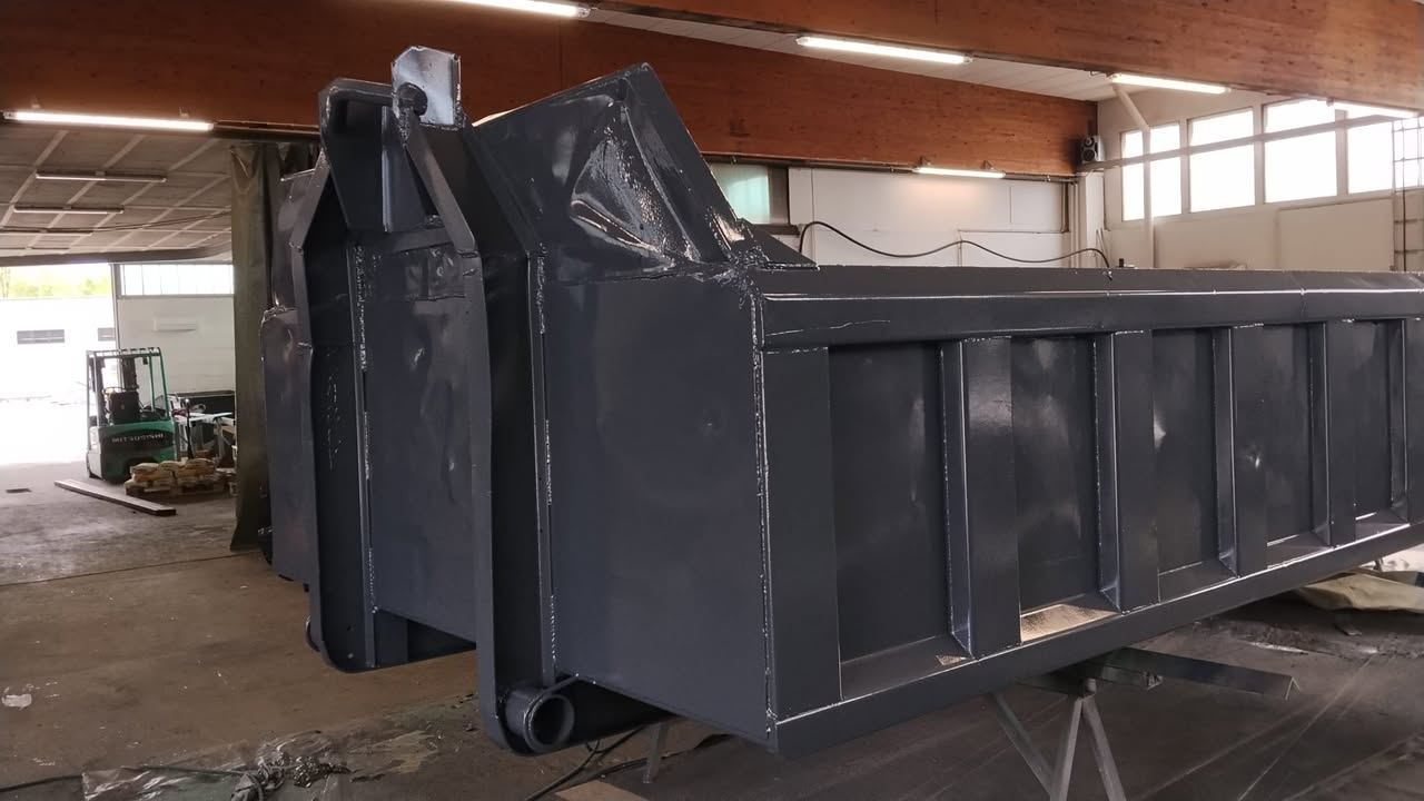 Kunnostettu ja harmaaksi maalattu vaihtolava Aret Metallin hallissa