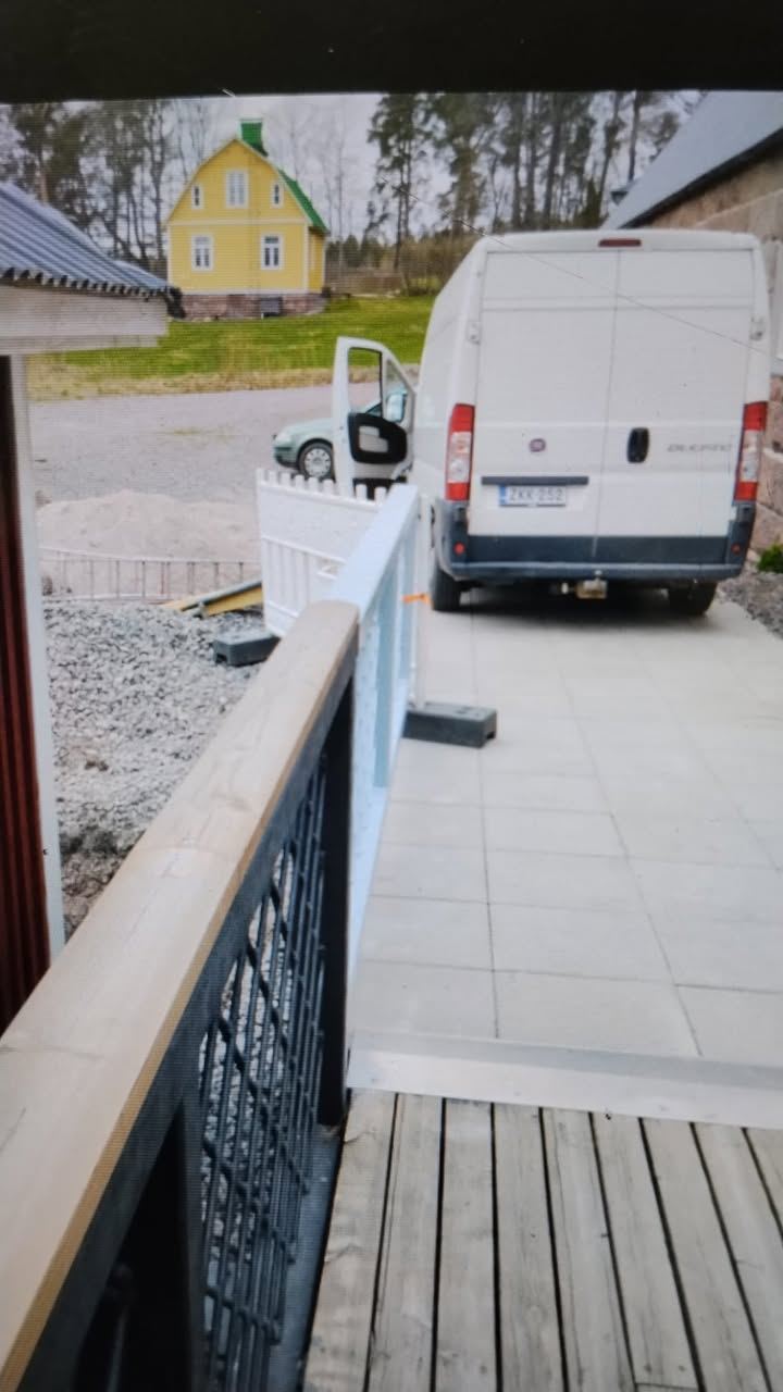 Kunnostettu kaide asennettuna terassin reunaan